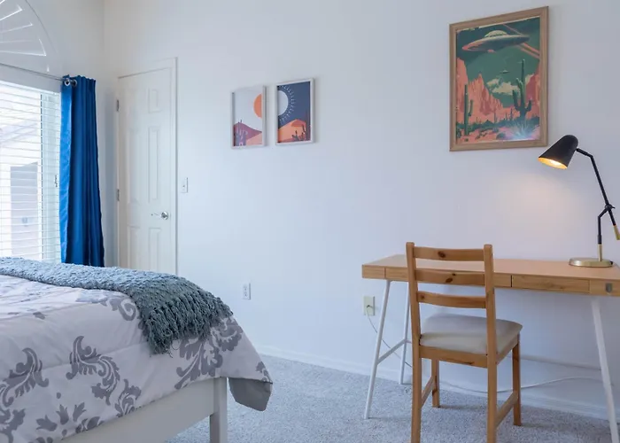 Modern 2br Retreat With Pool Gym & Balcony