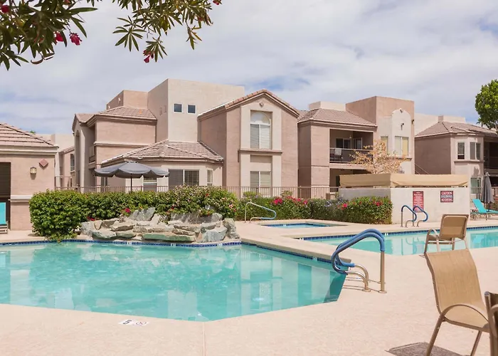 Modern 2br Retreat With Pool Gym & Balcony Phoenix