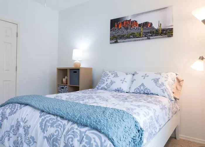 Modern 2br Retreat With Pool Gym & Balcony Phoenix