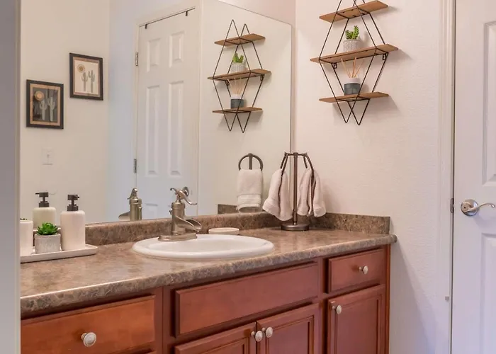 Modern 2br Retreat With Pool Gym & Balcony * Phoenix