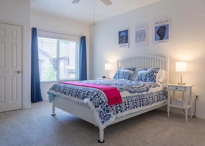 Modern 2br Retreat With Pool Gym & Balcony