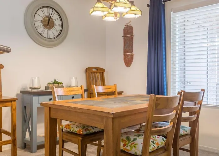 Modern 2br Retreat With Pool Gym & Balcony Holiday home
