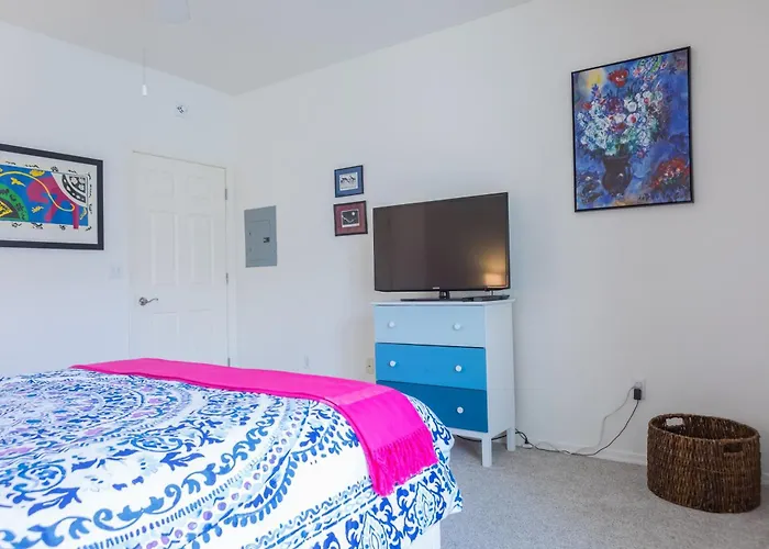 Modern 2br Retreat With Pool Gym & Balcony Holiday home Phoenix