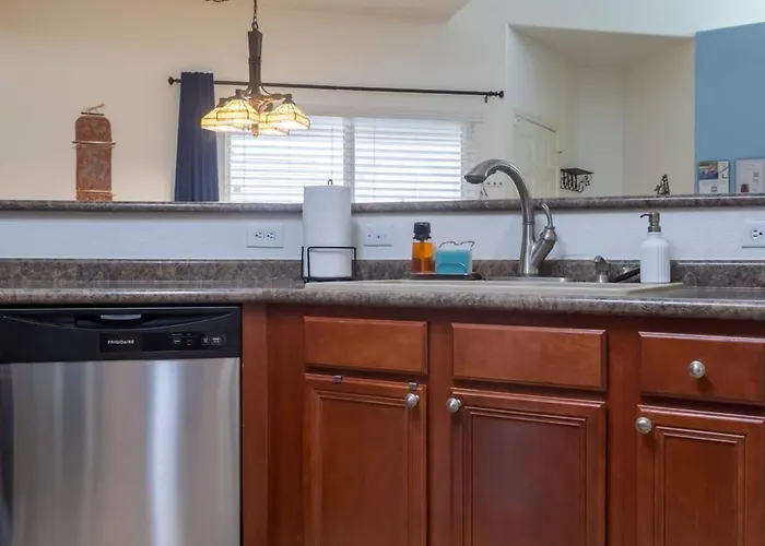 Modern 2br Retreat With Pool Gym & Balcony *