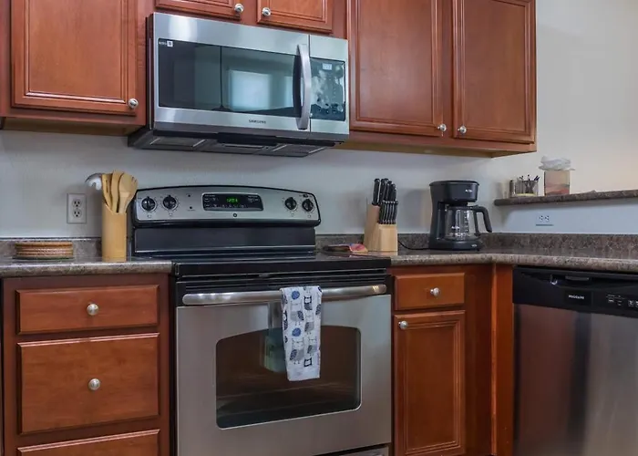 Modern 2br Retreat With Pool Gym & Balcony