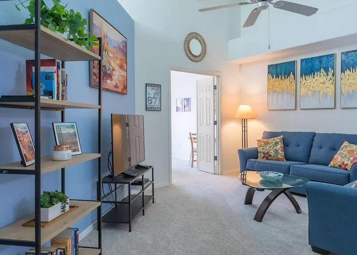 Modern 2br Retreat With Pool Gym & Balcony Phoenix