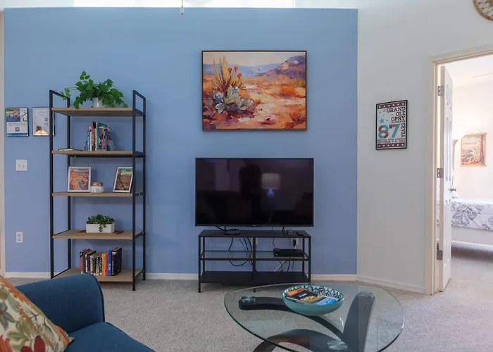 Modern 2br Retreat With Pool Gym & Balcony * Phoenix
